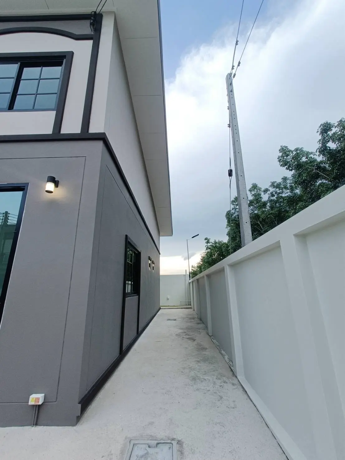 เดอะนิวทาว ชั้นครึ่ง