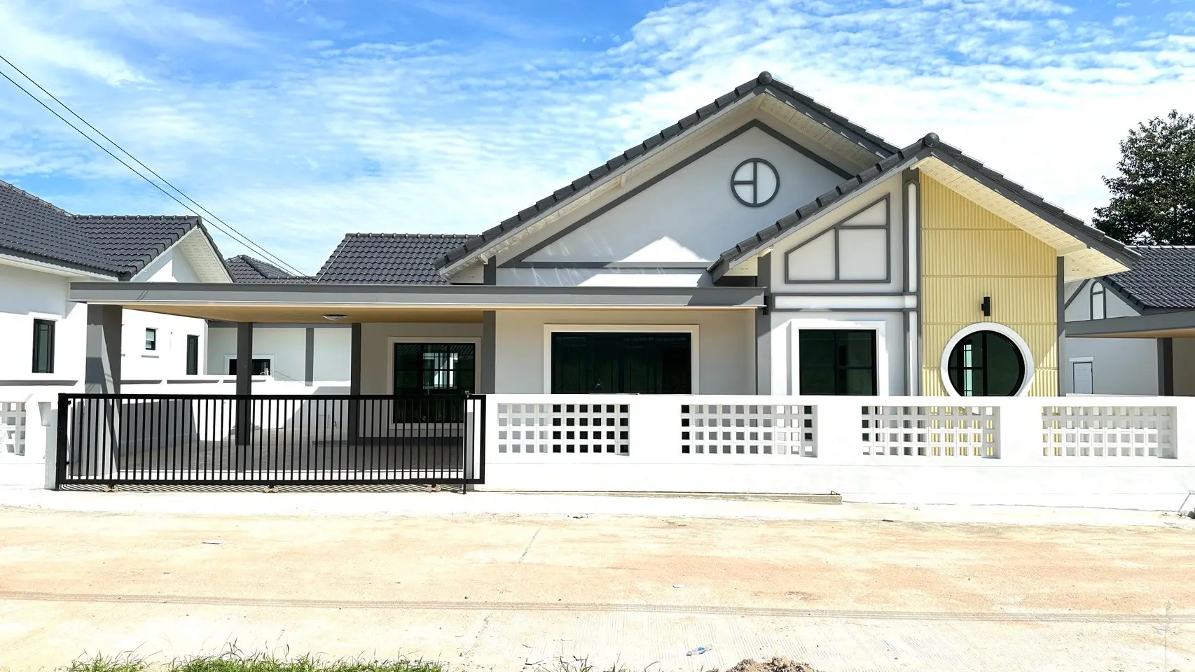 #แม่น้ำคู้ซอย 4  บ้านเดี่ยวหลังใหญ่ติดถนน 4 เลน